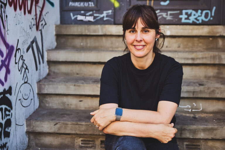 Mit-Gründerin Sanja auf einer Treppe, Fotografin Julia Schwendner