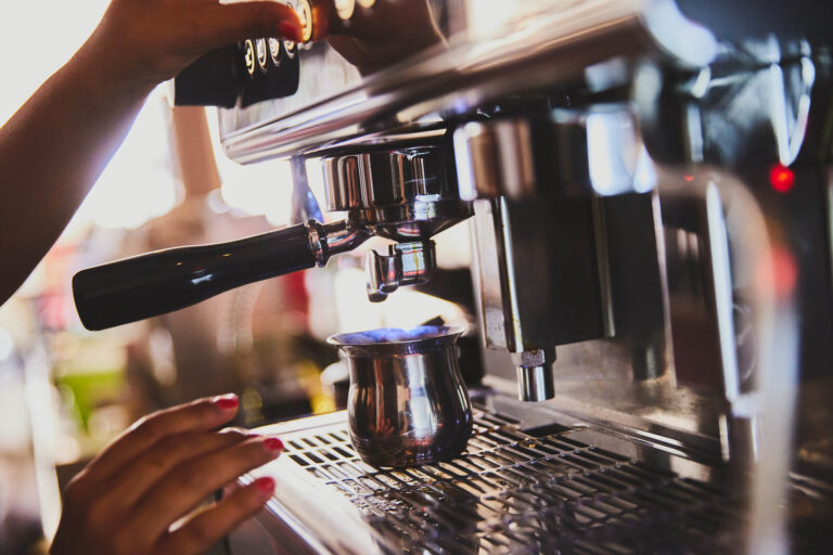 Barista Kaffeemaschine Close Up, Fotografin Julia Schwendner