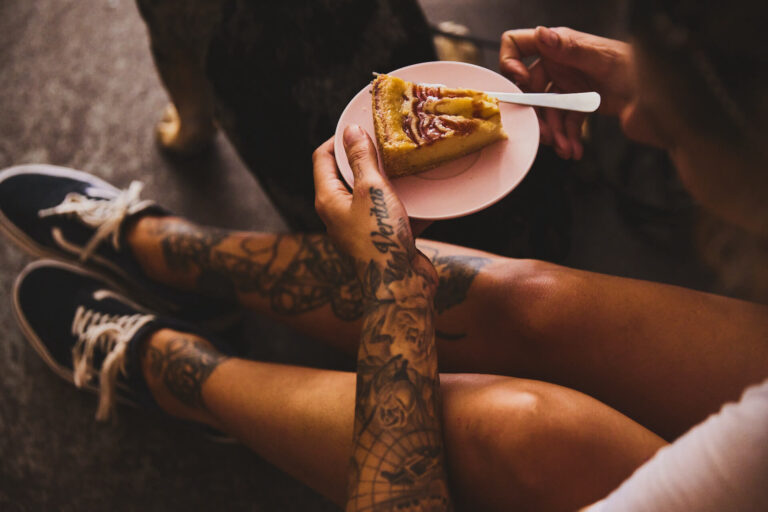 Kuchen essen auf den Knien, Fotografin Julia Schwendner