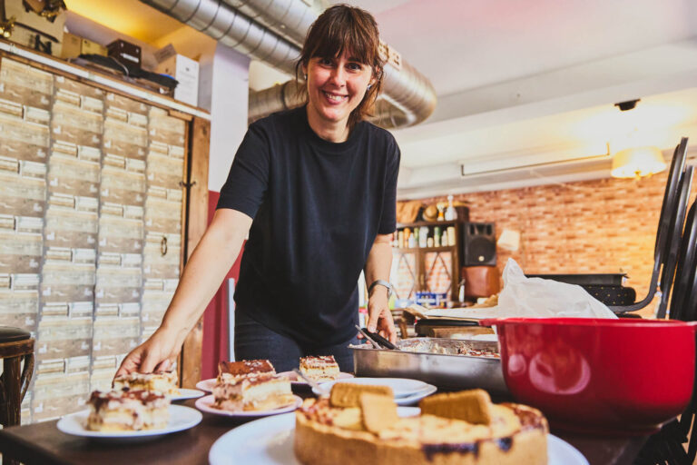 Sanja bietet Kuchen an, Fotografin Julia Schwendner